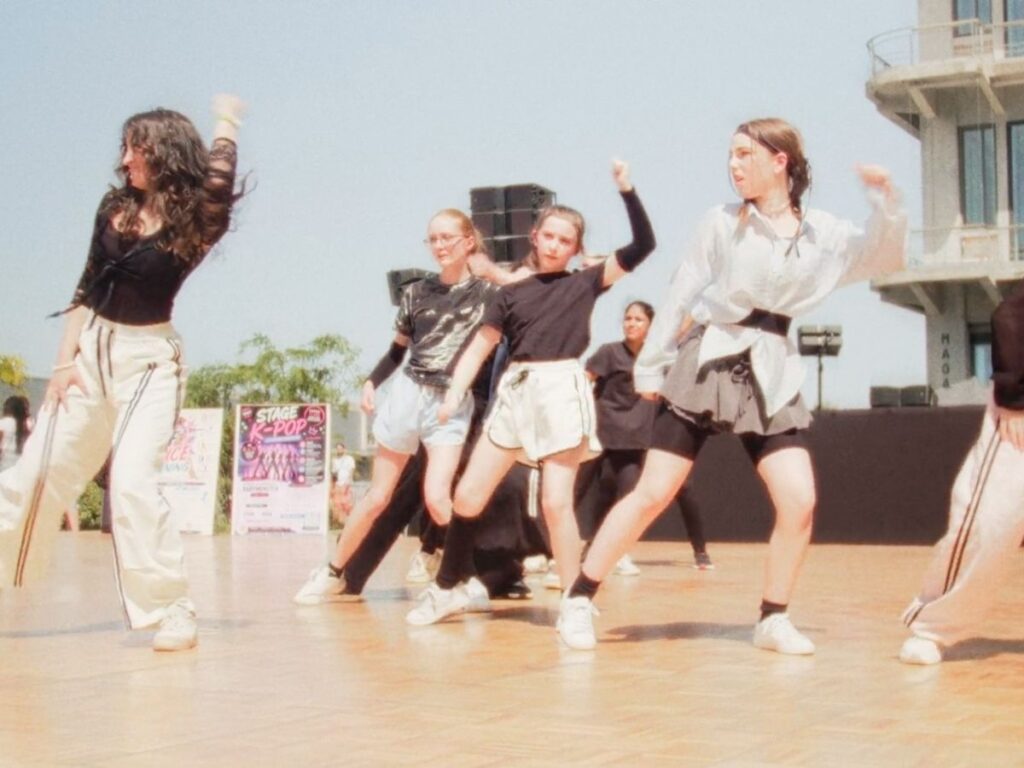 Groupe de danseurs pratiquant la K-pop et le Self-Dance Training en extérieur
