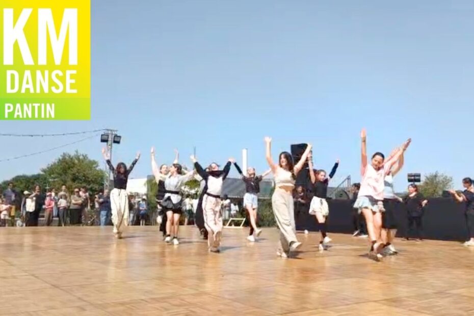 Groupe d’élèves d’Unicités Liées dansant sur scène lors de 1 km de danse 2026