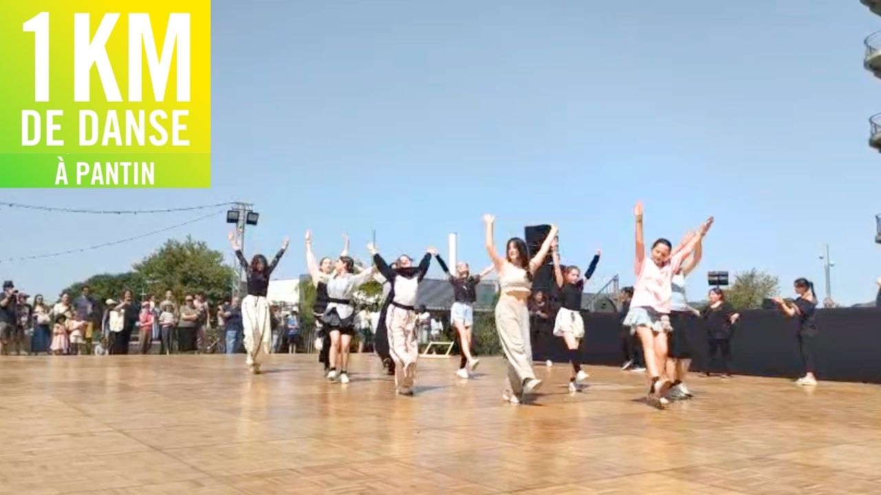 Groupe d’élèves d’Unicités Liées dansant sur scène lors de 1 km de danse 2026
